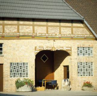 ARH NL Machinowski 75, Eingangsbereich eines Hofes mit Inschrift, Schwüblingsen, 1981