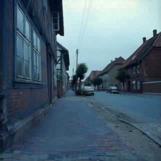 ARH NL Machinowski 134, Straßenzug mit Kopfsteinpflaster, Pattensen, 1979