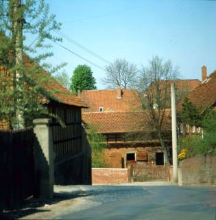ARH NL Machinowski 157, Blick auf einen Hof, Jeinsen, 1981