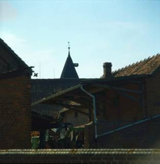 ARH NL Machinowski 159, Blick in einen Hof mit Gerätschaften, Jeinsen, 1981