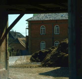 ARH NL Machinowski 161, Hof mit Misthaufen, Jeinsen, 1981