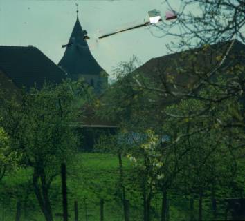 ARH NL Machinowski 164, Blick von einer Obstwiese in Richtung Kirche, Jeinsen, 1981