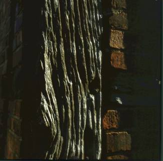 ARH NL Machinowski 181, Detailaufnahme eines Holzbalkens an einem Fachwerkbau, Gehrden, 1981