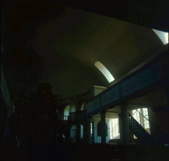 ARH NL Machinowski 201, Innenraum der Kirche mit Blick auf den Altar, Jeinsen, 1981
