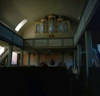 ARH NL Machinowski 202, Innenraum der Kirche mit Blick auf die Orgel, Jeinsen, 1981