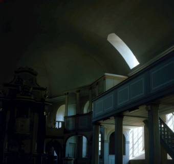 ARH NL Machinowski 204, Innenraum der Kirche mit Blick auf den Altar, Jeinsen, 1981