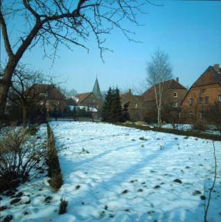 ARH NL Machinowski 221, Schneebedecktes Feld mit Häusern im Hintergrund, Leveste, 1981