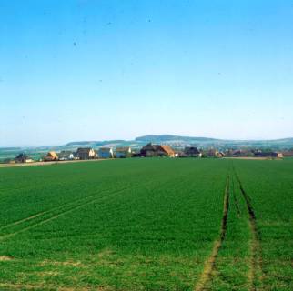 ARH NL Machinowski 316, Blick auf Lemmie von einem Feld aus, 1981