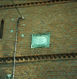ARH NL Machinowski 337, Hauswand mit einem Gedenkstein, Lemmie, 1981
