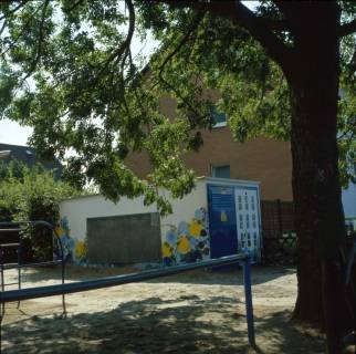 ARH NL Machinowski 376, Trafohäuschen neben einem Spielplatz, Lenthe, 1981