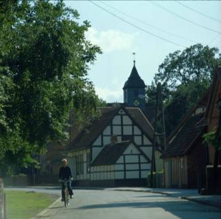ARH NL Machinowski 382, Mühlenweg mit Blick auf die Kirche zu den 10.000 Rittern, Lenthe, 1981