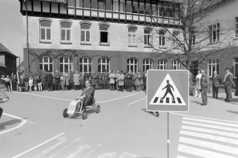 ARH NL Mellin 01-003/0002, Eröffnung des Verkehrsübungsplatzes auf dem Schulhof der Grundschule in Großburgwedel, zwischen 1966/1967