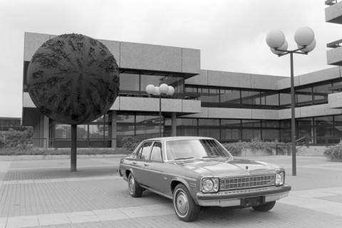 ARH NL Mellin 01-004/0026, Vorplatz des Postscheckamtes in Hannover mit Chevrolet Nova, zwischen 1971/1975