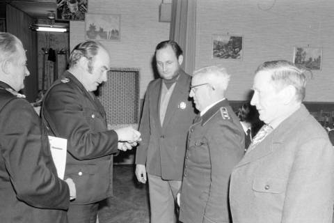 ARH NL Mellin 01-005/0001, Verleihung von Auszeichnungen? auf der Jahreshauptversammlung der Feuerwehr Ramlingen-Ehlershausen im Landgasthof Voltmer, nach 1974