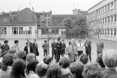 ARH NL Mellin 01-005/0018, Jobst Joachim Schulz (Konrektor und Musiklehrer Burgdorf) mit Chor vor einem Schulgebäude, Vanves?, ohne Datum