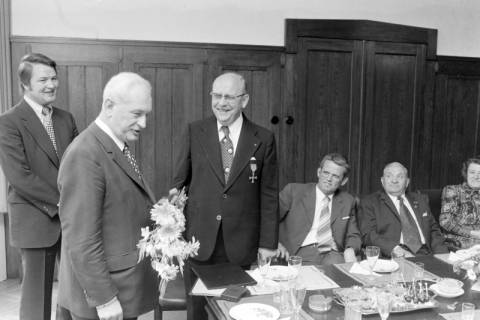 ARH NL Mellin 01-009/0018, Ordensverleihung an Bürgermeister Reppenhagen im Rathaus II in Burgdorf, ohne Datum