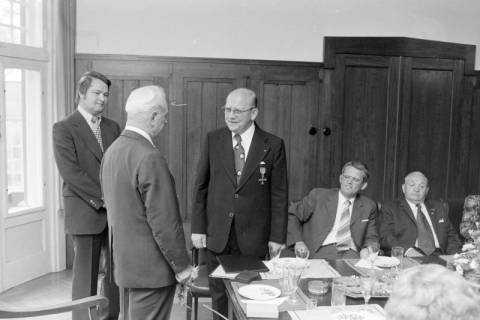 ARH NL Mellin 01-009/0019, Ordensverleihung an Bürgermeister Reppenhagen im Rathaus II in Burgdorf, ohne Datum
