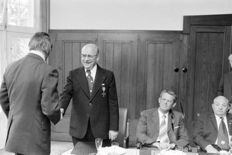 ARH NL Mellin 01-010/0001, Ordensverleihung an Bürgermeister Reppenhagen im Rathaus II, Burgdorf, ohne Datum