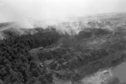 ARH NL Mellin 01-010/0018, Luftbild von Waldbrand in der Nähe der Baustelle des Elbe-Seitenkanals, wohl 1975