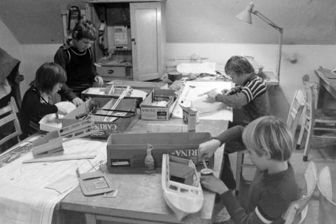 ARH NL Mellin 01-011/0022, Kinder bauen Modellschiffe, ohne Datum