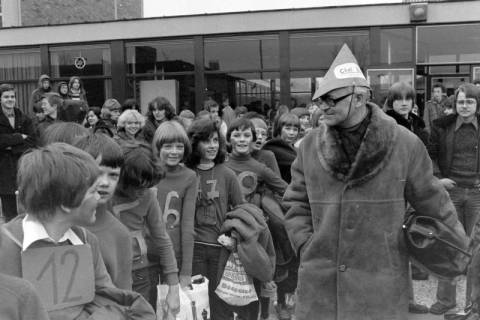 ARH NL Mellin 01-011/0024, Umzug von Schülern des Gymnasiums und der Realschule Großburgwedel in das neu gegründete Gymnasium Isernhagen, 1977