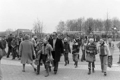 ARH NL Mellin 01-015/0003, Umzug von Schülern des Gymnasiums und der Realschule Großburgwedel in das neu gegründete Gymnasium Isernhagen, 1977
