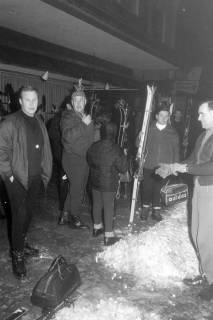 ARH NL Mellin 01-017/0005, Wintersportler des SkiClub "Winterfreuden"vor dem Schuh- und Sporthaus Goslar, Marktstraße 37 in Burgdorf, ohne Datum