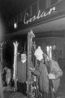 ARH NL Mellin 01-017/0006, Wintersportler des SkiClub "Winterfreuden"vor dem Schuh- und Sporthaus Goslar, Marktstraße 37 in Burgdorf, ohne Datum