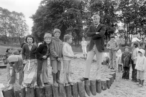 ARH NL Mellin 01-020/0018, Eröffnung eines Spielplatzes?, Burgwedel?, um 1970