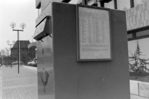 ARH NL Mellin 01-022/0015, Briefkasten vor dem Postgebäude in der Friedrichstraße in Lehrte, zwischen 1974/1975