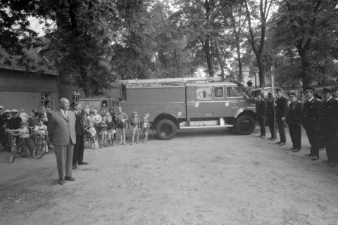 ARH NL Mellin 01-023/0012, Übergabe eines Löschgruppenfahrzeugs (LF8-schwer) an die Freiwillige Feuerwehr Großburgwedel, 1974