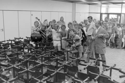 ARH NL Mellin 01-024/0022, Orientierungsstufe Burgdorf, wahrscheinlich Eröffnung oder erster Jahrgang, um 1970