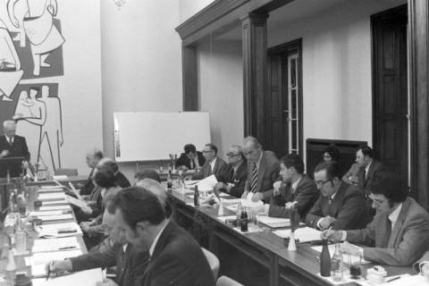 ARH NL Mellin 01-029/0015, Ratssitzung im Rathaus I, Burgdorf, zwischen 1974/1976