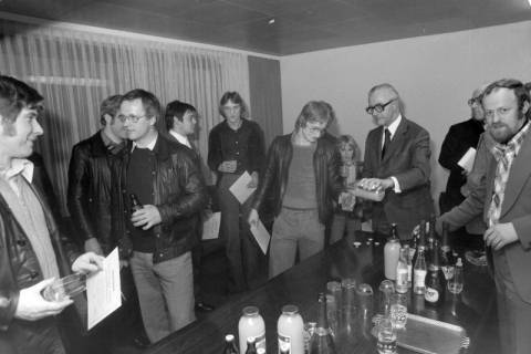 ARH NL Mellin 01-029/0020, Bürgermeister Reimann (Wedemark) bei den Judoka des MTV Mellendorf, um 1975