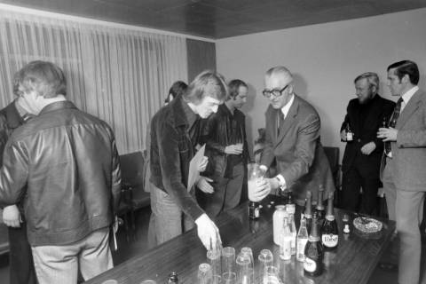 ARH NL Mellin 01-029/0021, Bürgermeister Reimann (Wedemark) bei den Judoka des MTV Mellendorf, um 1975