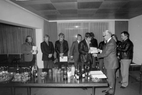 ARH NL Mellin 01-029/0022, Bürgermeister Reimann (Wedemark) bei den Judoka des MTV Mellendorf, um 1975