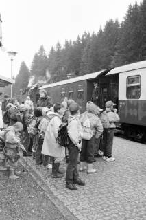 ARH NL Mellin 01-038/0009, Schülergruppe? vor Harzer Schmalspurbahn zum Brocken in Schierke, nach 1989