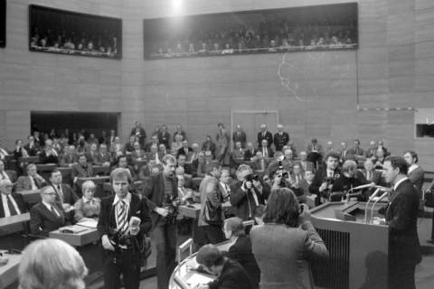 ARH NL Mellin 01-045/0007, Antrittsrede von Ernst Albrecht  im Niedersächsischen Landtag nach seiner Wahl zum Ministerpräsidenten, wohl 1976