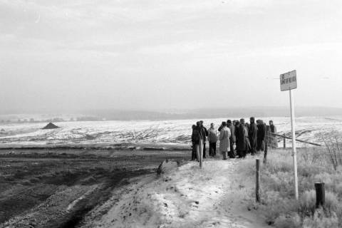 ARH NL Mellin 01-047/0005, Menschengruppe in der verschneiten (Lüneburger?) Heide, ohne Datum