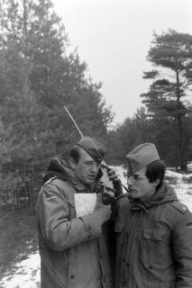 ARH NL Mellin 01-047/0020, Zwei Offiziere der Bundeswehr an einem Funkgerät, ohne Datum