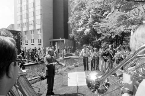 ARH NL Mellin 01-048/0003, Konzert? im Innenhof des Krankenhaus Henriettenstift an der Marienstraße, Hannover, ohne Datum