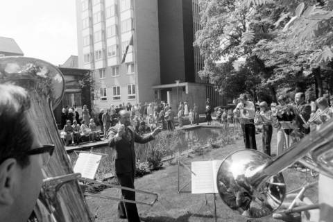ARH NL Mellin 01-048/0004, Konzert? im Innenhof des Krankenhaus Henriettenstift an der Marienstraße, Hannover, ohne Datum