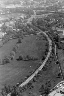 ARH NL Mellin 01-054/0001, Straße vom Flughafen Richtung Autobahn Anschlussstelle Langenhagen. (Bildrand oben die Gebäude der Emmich-Cambrai-Kaserne, oben rechts die Autobahnbrücke), ohne Datum