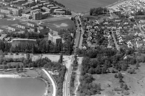 ARH NL Mellin 01-054/0003, Blick von der Autobahn Anschlussstelle Bothfeld in Richtung Langenhagen (vorn links der Silbersee, hinter der Pappelreihe die damalige Silberseeklinik), nach 1973