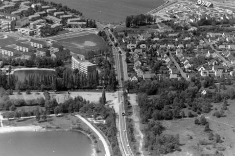 ARH NL Mellin 01-054/0004, Blick von der Autobahn Anschlussstelle Bothfeld in Richtung Langenhagen (links der Silbersee, dahinter die damalige Silberseeklinik), nach 1973