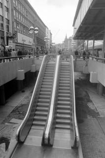 ARH NL Mellin 01-055/0009, Rolltreppe in der Bahnhofstraße in die Passerelle (heute Niki-de-Saint-Phalle-Promenade) vor dem Kaufhof, zwischen 1975/1977