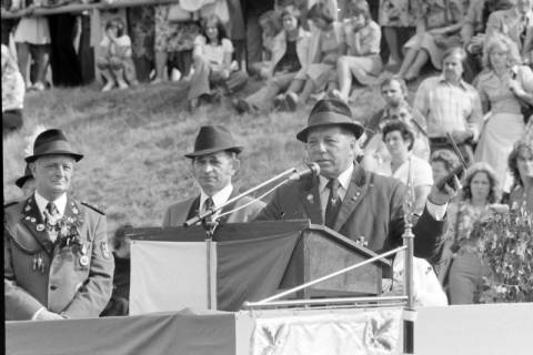 ARH NL Mellin 01-055/0014, Dr. Kurt Trump, ehemaliger Präsident des Niedersächsischen Schützenbundes, als Redner im Stadion Hänigsen, ohne Datum