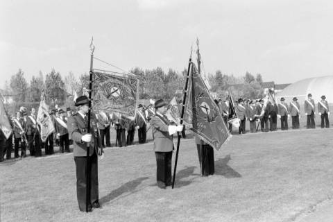 ARH NL Mellin 01-055/0015, Fahnenweihe? im Stadion, Hänigsen, um 1975