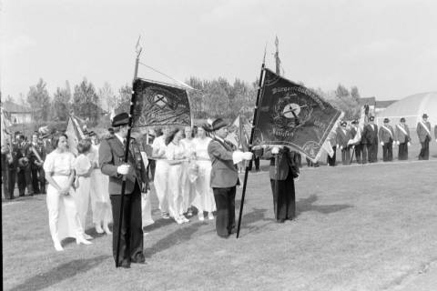 ARH NL Mellin 01-055/0016, Fahnenweihe? im Stadion, Hänigsen, um 1975