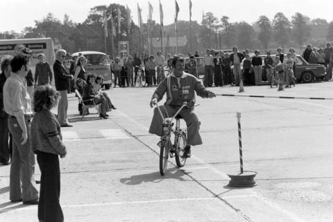 ARH NL Mellin 01-057/0006, Jugend-Fahrrad-Turnier? auf dem Parkplatz eines Möbelkaufhauses (damals Vielkauf), Großburgwedel, um 1974